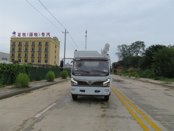 12方6吨多利卡饲料车