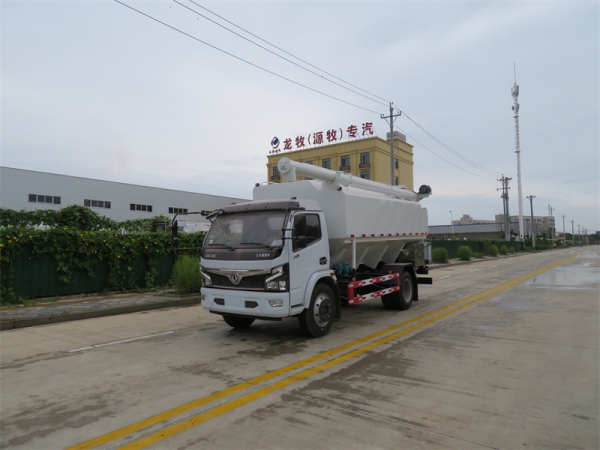 12方6吨多利卡饲料车