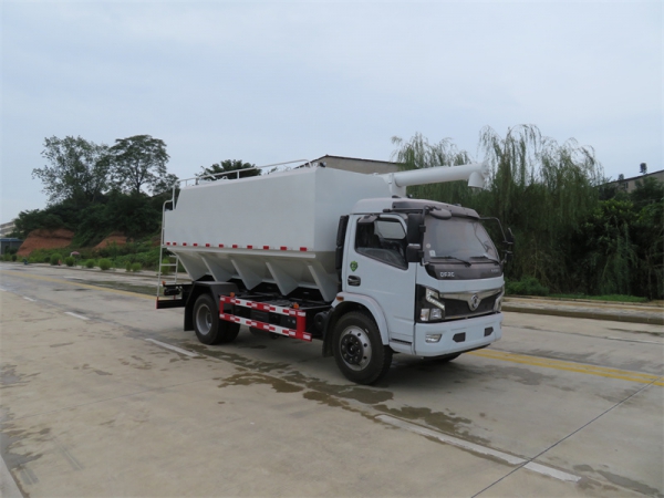 12方6吨多利卡饲料车