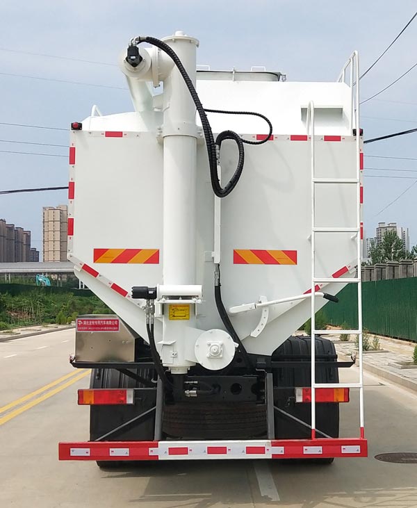龙牧双星牌LMX5310ZSLDF6型散装饲料运输车